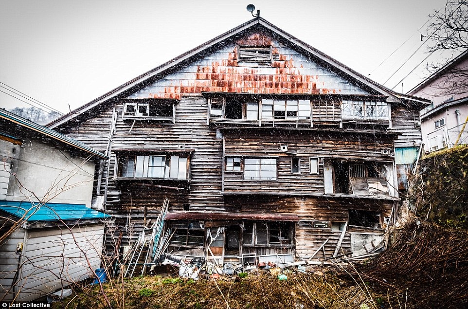Những ngôi nhà gỗ tiêu điều và đổ nát. Trong thời kỳ đỉnh cao của Yurabi, ngôi nhà này là một trong số những cơ sở kinh doanh nhộn nhịp ở thành phố này (Ảnh: Brett Patman)