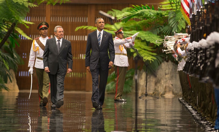 Mỹ cấp phép cho 6 hãng hàng không bay thẳng tới Cuba - 1 Tổng thống Mỹ Barack Obama (phải) và Chủ tịch Cuba Raul Castro trong chuyến thăm của ông Obama tới Cuba hồi tháng 3 (Ảnh: New York Times)