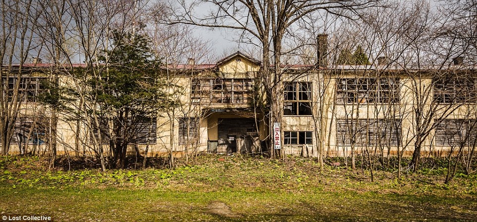 Ngôi trường 100 năm tuổi đã đóng cửa từ năm 1989 do không có học sinh đến học (Ảnh: Brett Patman)