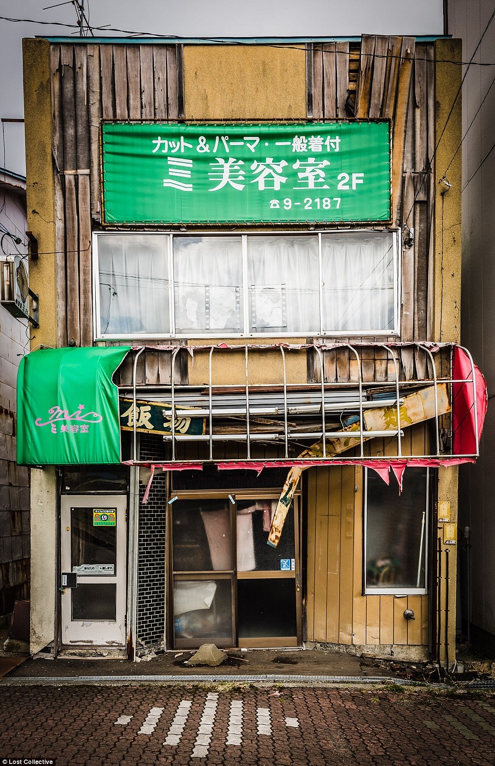 Một cửa hàng làm đẹp bị bỏ hoang từ lâu do không có khách (Ảnh: Brett Patman)