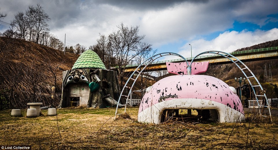 Khu vui chơi của trẻ em cũng bị bỏ hoang và xuống cấp trầm trọng. Thực trạng dân số ngày càng già khiến thành phố này không còn nhiều trẻ em như trước (Ảnh: Brett Patman)