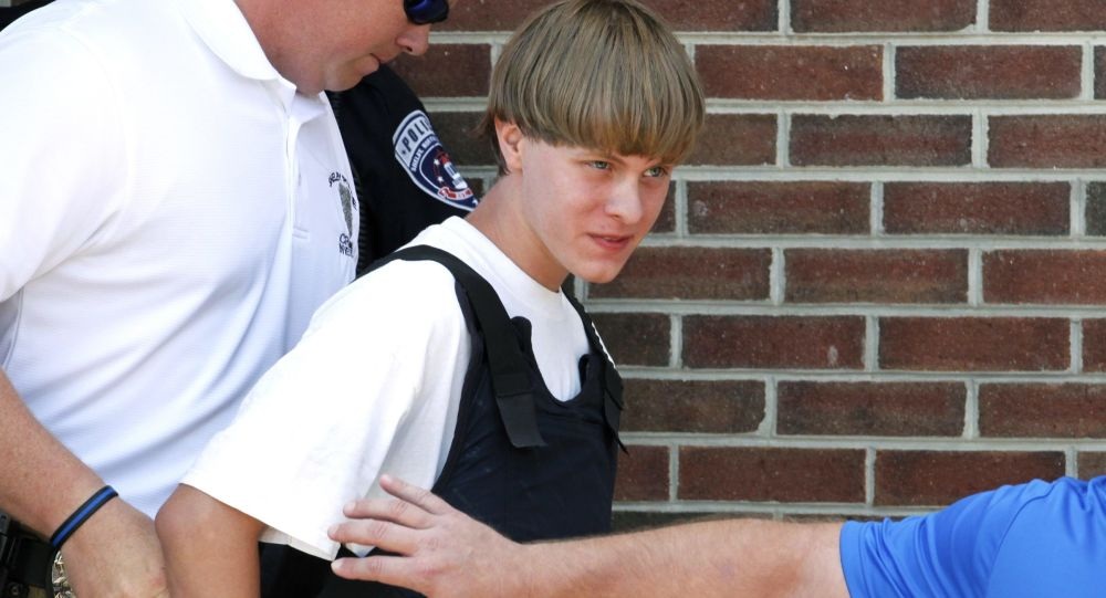 15 vụ xả súng kinh hoàng nhất trong lịch sử nước Mỹ - 16 Dylann Roof bị cảnh sát áp tải sau khi bị bắt (Ảnh: Sputnik)
