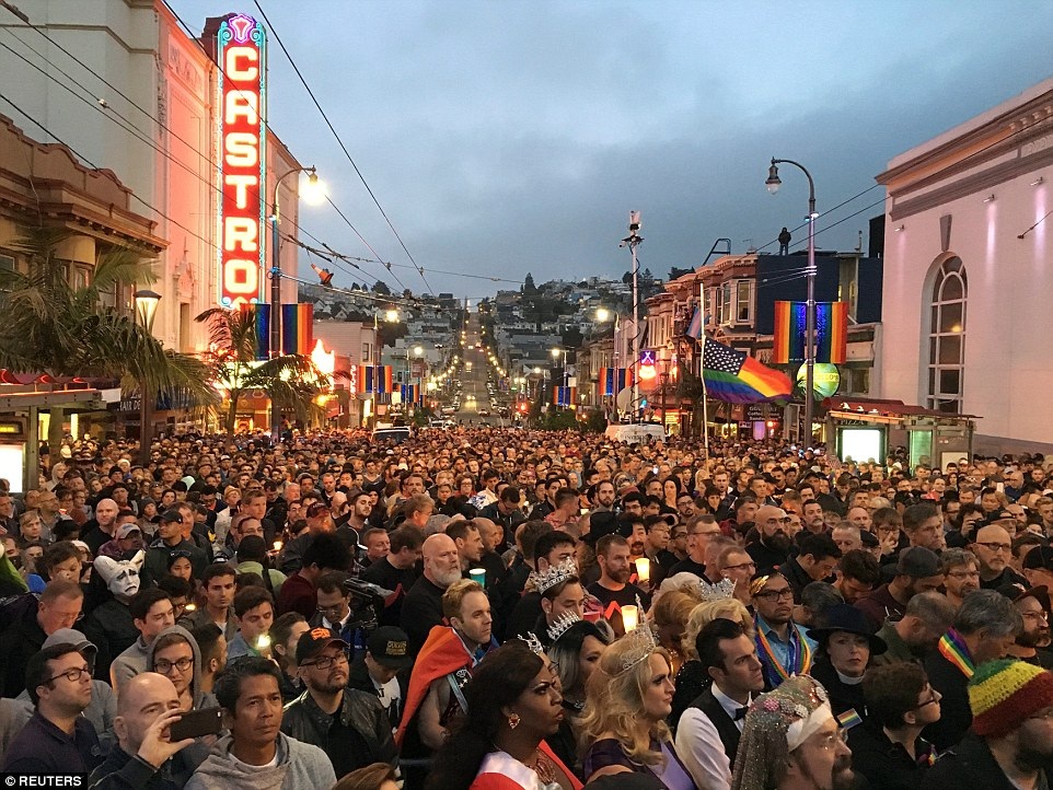 Thế giới tưởng nhớ nạn nhân vụ thảm sát hộp đêm ở Mỹ - 16 San Francisco (Mỹ): Rất đông người dân ở San Francisco đã đổ ra đường để tập trung cầu nguyện, tưởng nhớ những người đã khuất sau vụ xả súng kinh hoàng hôm 12/6 (Ảnh: Reuters)
