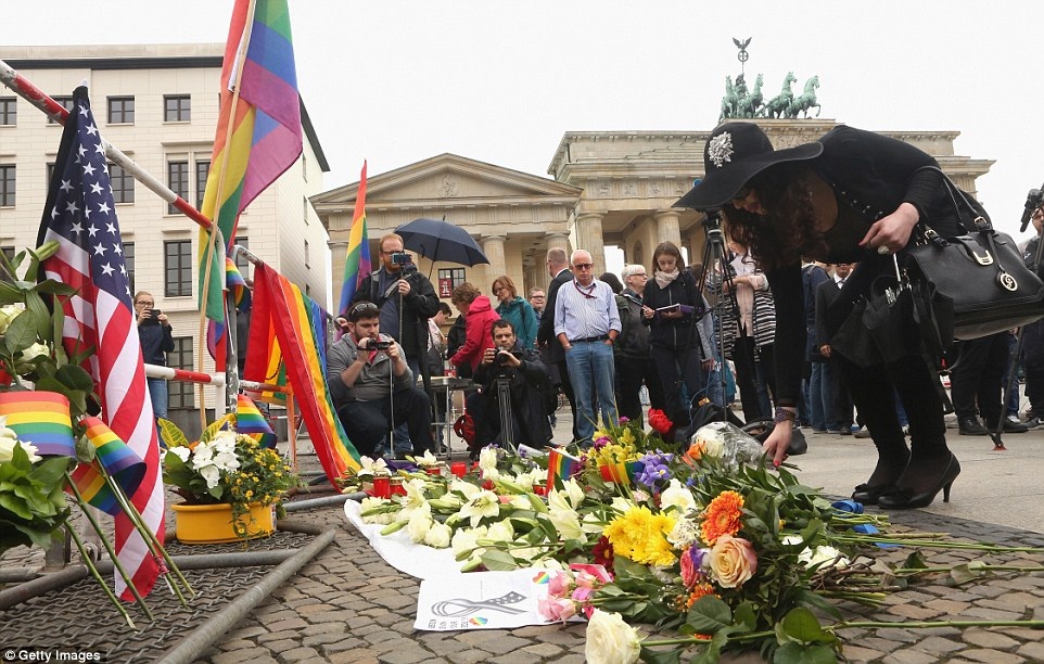 Thế giới tưởng nhớ nạn nhân vụ thảm sát hộp đêm ở Mỹ - 5 Berlin (Đức): Nhiều người dân ở thủ đô Berlin đã tới đặt vòng hoa, bày tỏ sự chia buồn với gia đình các nạn nhân (Ảnh: Getty)