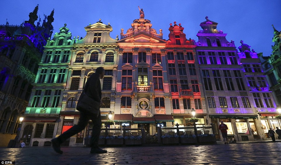 Thế giới tưởng nhớ nạn nhân vụ thảm sát hộp đêm ở Mỹ - 7 Brussels (Bỉ): Những ánh đèn 7 màu đã cùng nhau chiếu sáng Quảng trường Grand Place và Tòa thị chính thành phố Brussels để tưởng nhớ những người đã ra đi trong vụ thảm sát ở Mỹ (Ảnh: EPA)