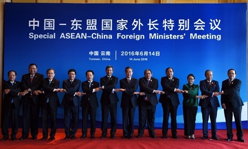 ASEAN ra tuyên bố chung bày tỏ quan ngại về vấn đề Biển Đông - 1 Ngoại trưởng các nước ASEAN và Trung Quốc chụp ảnh tại Hội nghị đặc biệt Bộ trưởng Ngoại giao ASEAN - Trung Quốc tại Trung Quốc ngày 14/6 (Ảnh: AFP)