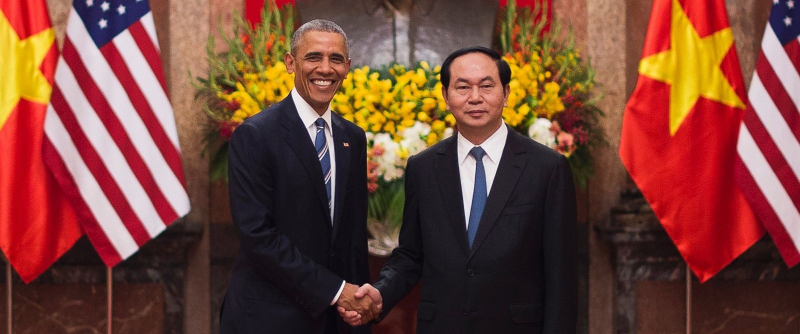 Trump, Clinton và tương lai quan hệ Việt - Mỹ - 2
Tổng thống Mỹ Barack Obama và Chủ tịch nước Trần Đại Quang bắt tay chuyến thăm tới Việt Nam hồi tháng 5 (Ảnh: AFP)