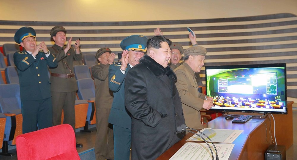 Triều Tiên nói Mỹ định tấn công phủ đầu vào tháng 8 - 1 Nhà lãnh đạo Triều Tiên Kim Jong-un quan sát một đợt phóng tên lửa tầm xa (Ảnh: KCNA)