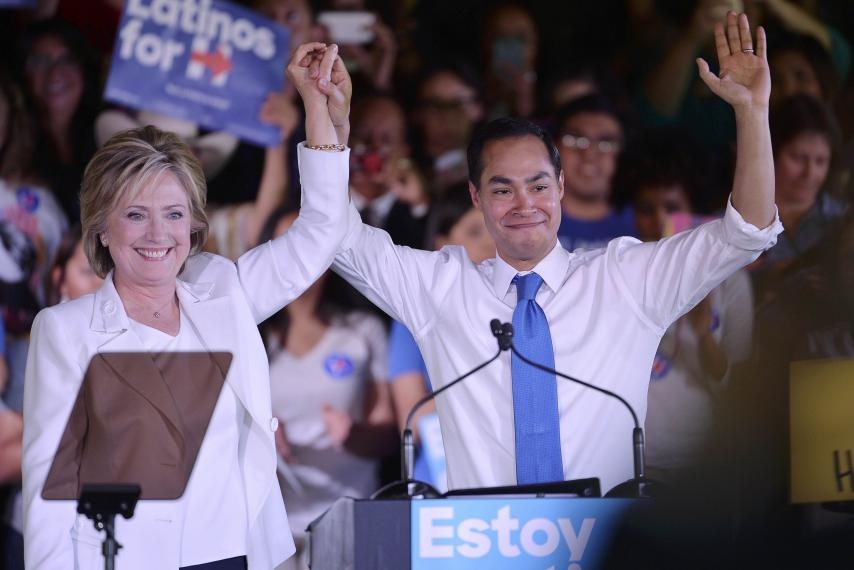 Bộ trưởng Phát triển Nhà và Đô thị Mỹ Julian Castro (phải) (Ảnh: Newsweek)