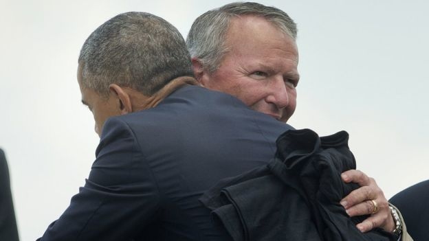 Tổng thống Obama đặt 49 bông hồng tưởng niệm nạn nhân vụ thảm sát hộp đêm - 5 Tổng thống Obama gửi lời chia buồn tới Thị trưởng thành phố Orlando Buddy Dyer (Ảnh: AP)