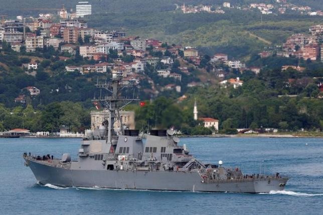 Mỹ quyết không rút khỏi Biển Đen bất chấp cảnh báo của Nga - 1 Tàu khu trục USS Porter của Hải quân Mỹ từ Istanbul, Thổ Nhĩ Kỳ qua eo biển Bosphorus tiến vào Biển Đen hôm 6/6 (Ảnh: Reuters)