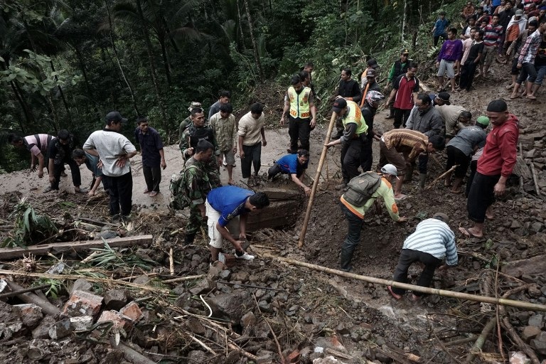 Lực lượng cứu hộ tìm kiếm thi thể nạn nhân mất tích sau vụ lở đất tại Trung Java (Ảnh: AFP)