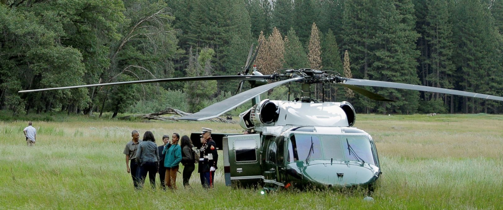 Tổng thống Obama thăm công viên quốc gia Yosemite, kêu gọi chống biến đổi khí hậu - 1 Tổng thống Obama cùng phu nhân Michelle và 2 con gái đã cùng nhau tới thăm công viên quốc gia Yosemite ở bang California (Mỹ) hôm qua 18/6. Trong ảnh: Trực thăng chở gia đình Tổng thống hạ cánh xuống công viên Yosemite (Ảnh: Reuters)