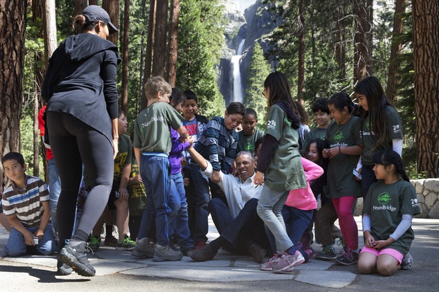 Tổng thống Obama thăm công viên quốc gia Yosemite, kêu gọi chống biến đổi khí hậu - 10 Tổng thống Obama kể chuyện cho các học sinh để truyền tải thông điệp bảo vệ môi trường. Trong ảnh: Ông chủ Nhà Trắng giả ngã xuống, sau đó nhờ các học sinh kéo dậy. (Ảnh: Reuters)