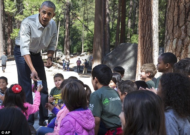 Tổng thống Obama thăm công viên quốc gia Yosemite, kêu gọi chống biến đổi khí hậu - 11 Ông Obama phát vé vào công viên cho các học sinh (Ảnh: AP)