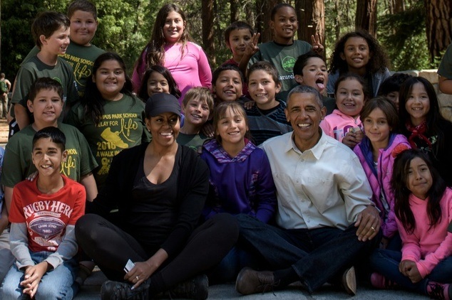 Tổng thống Obama thăm công viên quốc gia Yosemite, kêu gọi chống biến đổi khí hậu - 12 Tổng thống Obama cùng phu nhân chụp ảnh lưu niệm với các học sinh tham dự chương trình “Trẻ em trong công viên” tại công viên Yosemite (Ảnh: AFP)