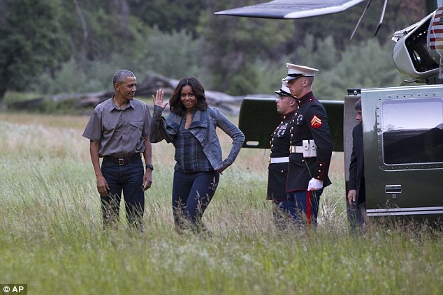 Tổng thống Obama thăm công viên quốc gia Yosemite, kêu gọi chống biến đổi khí hậu - 2 Tổng thống Obama tới thăm Yosemite nhân kỷ niệm 100 năm thành lập của hệ thống công viên quốc gia ở Mỹ. Trong ảnh: Phu nhân Michelle Obama tươi cười khi vừa đặt chân xuống công viên Yosemite (Ảnh: AP)