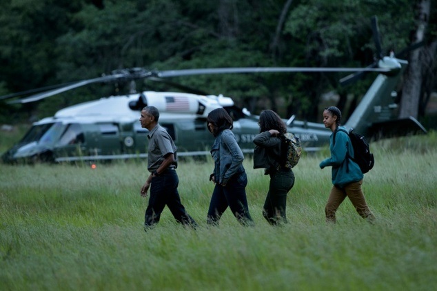 Tổng thống Obama thăm công viên quốc gia Yosemite, kêu gọi chống biến đổi khí hậu - 3 Ông Obama là tổng thống đương nhiệm đầu tiên tới công viên Yosemite từ sau chuyến thăm của cựu Tổng thống John F. Kennedy vào năm 1962. Trong ảnh: Cả gia đình Tổng thống Obama đi qua khu vực đồng cỏ Ahwahnee ở Yosemite (Ảnh: AFP)