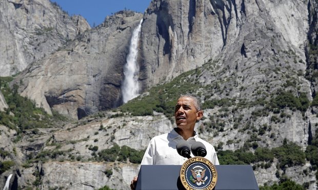 Tổng thống Obama thăm công viên quốc gia Yosemite, kêu gọi chống biến đổi khí hậu - 5 Nhân chuyến thăm tới công viên quốc gia Yosemite, Tổng thống Obama đã có bài phát biểu về vấn đề biến đổi khí hậu và bảo vệ môi trường trước thác nước Yosemite, thác nước cao nhất tại công viên này. (Ảnh: Reuters)