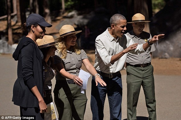Tổng thống Obama thăm công viên quốc gia Yosemite, kêu gọi chống biến đổi khí hậu - 8 Trong chuyến thăm tới công viên Yosemite, Tổng thống Obama cùng phu nhân Michelle đã gặp gỡ nhóm học sinh tiểu học để tham dự một hoạt động ngoại khóa của các học sinh tại đây. Trong ảnh: Tổng thống Obama giơ tay giả làm gấu để trêu đùa các học sinh khi tới giao lưu ở công viên Yosemite (Ảnh: AFP)