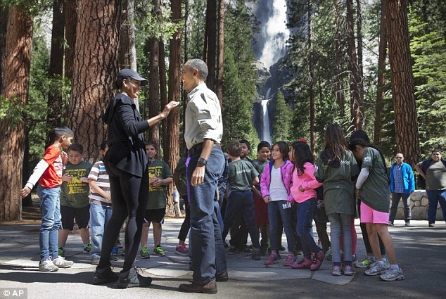 Tổng thống Obama thăm công viên quốc gia Yosemite, kêu gọi chống biến đổi khí hậu - 9 Những phút vui đùa thoải mái của Tổng thống và phu nhân bên các học sinh tiểu học (Ảnh: AP)