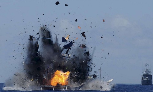 Indonesia bắt giữ tàu cá Trung Quốc đánh bắt trái phép - 1 Indonesia cho nổ tung tàu cá nước ngoài hoạt động trái phép tại vùng biển nước này hồi năm 2015 (Ảnh: Reuters)