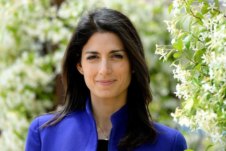 Chân dung nữ thị trưởng đầu tiên của Rome - 12
Chiến thắng của bà Raggi ở Rome được coi là thành công lớn đối với Phong trào Năm Sao (M5S), chính đảng đối lập do ông Beppe Grillo thành lập vào tháng 10/2009. Giới quan sát nhận định, kết quả này có thể là nền tảng giúp M5S bước vào cuộc bầu cử quốc hội diễn ra vào năm 2018 (Ảnh: Imgur)
