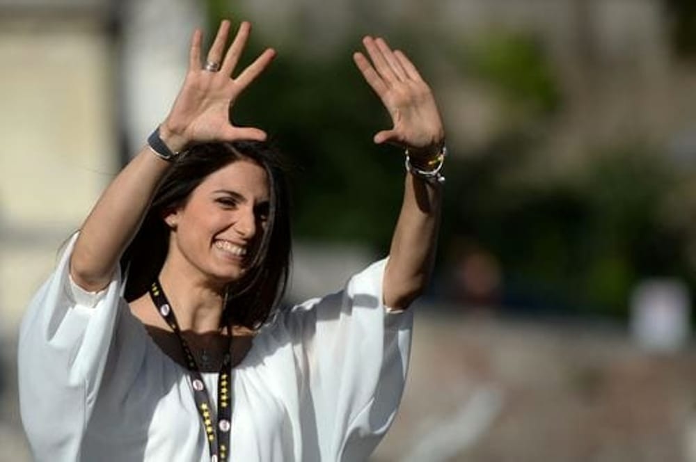 Chân dung nữ thị trưởng đầu tiên của Rome - 1
Bà Virginia Raggi sinh ngày 18/7/1978 tại Rome, Ý. Bà tốt nghiệp Đại học Roma Tre và là một luật sư tại Ý. Tại thời điểm giành chiến thắng sau cuộc bầu cử địa phương tại Ý, bà Raggi mới chỉ 37 tuổi (Ảnh: AFP)