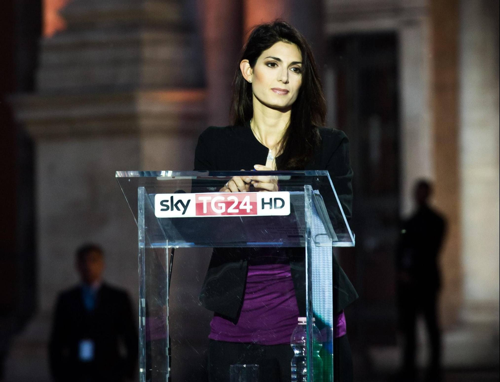 Chân dung nữ thị trưởng đầu tiên của Rome - 9
Tuy nhiên, nhiều nhà phân tích nhận định, bà Virginia Raggi sẽ gặp nhiều khó khăn trước mắt khi phải giải quyết những hệ quả của Rome sau 8 tháng vắng bóng vai trò người lãnh đạo, từ sau khi Thị trưởng Ignazio Marino từ chức do liên quan tới bê bối chi tiêu công quỹ và để mafia gia tăng ảnh hưởng tại Rome (Ảnh: Theops)