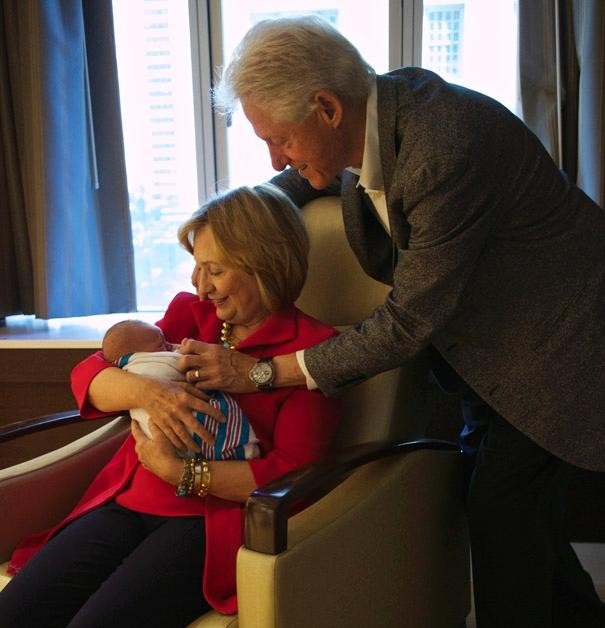 Gia đình bà Clinton hạnh phúc đón cháu trai mới chào đời - 9 Ông bà Clinton bế cháu ngoại đầu lòng, Charlotte Clinton Mezvinsky, tại bệnh viện cách đây 2 năm (Ảnh: Office of President Clinton)