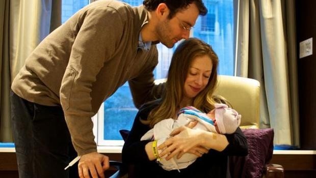 Gia đình bà Clinton hạnh phúc đón cháu trai mới chào đời - 8 Bức ảnh chụp vợ chồng Chelsea Clinton và Marc Mezvinsky bế con gái đầu lòng, bé Charlotte Clinton Mezvinsky sinh ngày 23/9/2014 (Ảnh: Office of President Clinton)