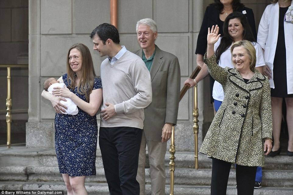 Gia đình bà Clinton hạnh phúc đón cháu trai mới chào đời - 4 Bà Clinton vẫy tay chào các phóng viên và những người ủng hộ bà trước khi đón cháu ngoại về nhà (Ảnh: Dailymail)