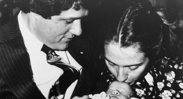 Gia đình bà Clinton hạnh phúc đón cháu trai mới chào đời - 12 Tháng 5/1980, bà Hillary Clinton chụp ảnh cùng chồng Bill Clinton, khi đó là thống đốc bang Arkansas, và con gái Chelsea Clinton vừa chào đời (Ảnh: Donald R. Broyles)