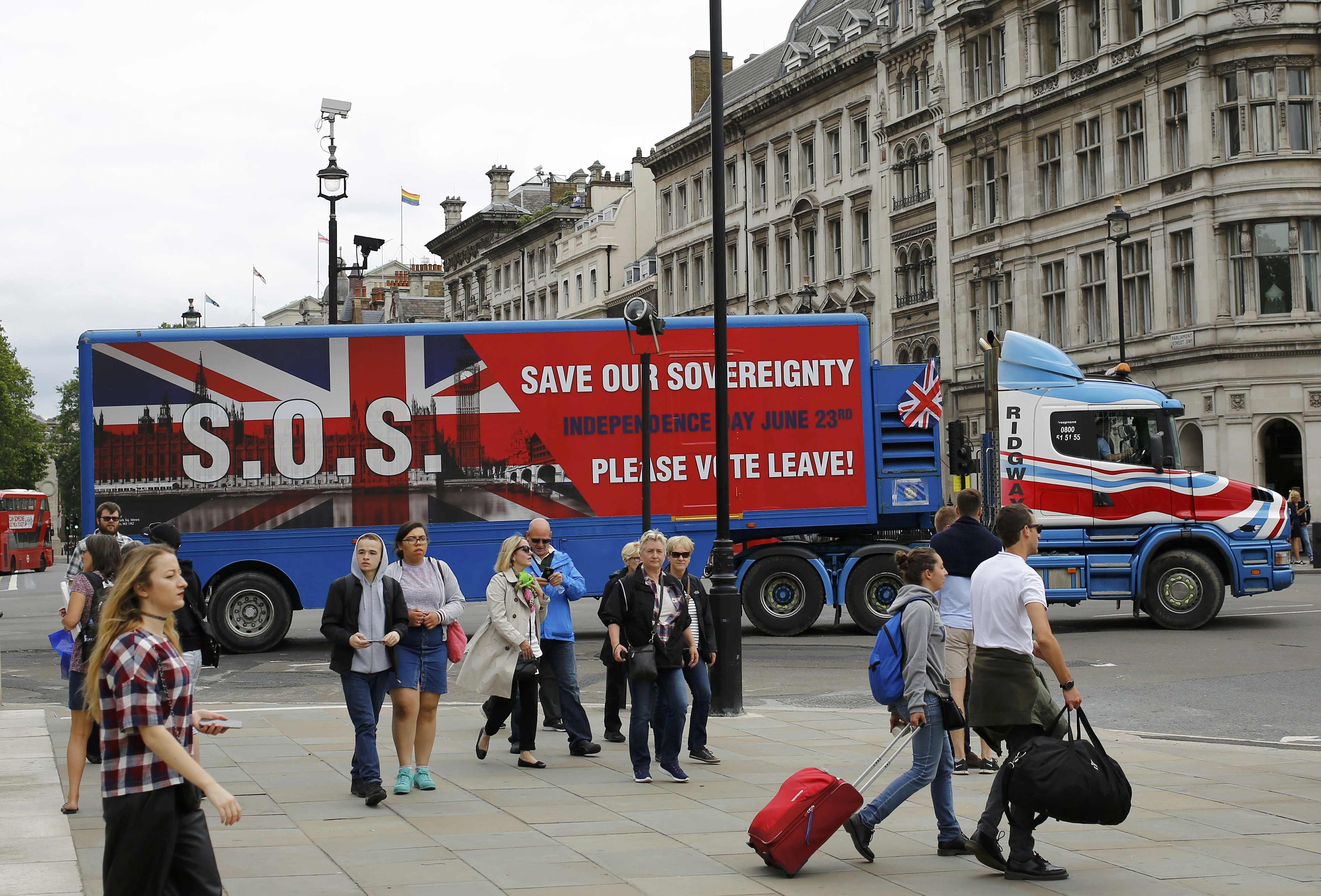 Thậm chí cả xe tải cũng được dùng để làm phương tiện truyền tải thông điệp “đi” hay “ở” của người dân Anh (Ảnh: Reuters)
