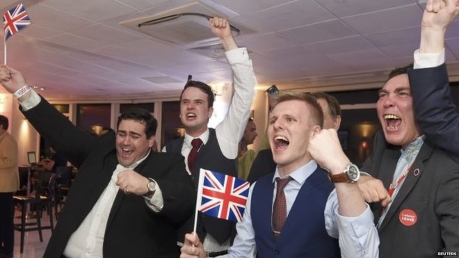 Người Anh chọn rời EU: Liệu đã đủ giá trị pháp lý? - 2 Những người ủng hộ Brexit ăn mừng sau khi kết quả cuộc trưng cầu dân ý được công bố (Ảnh: Reuters)