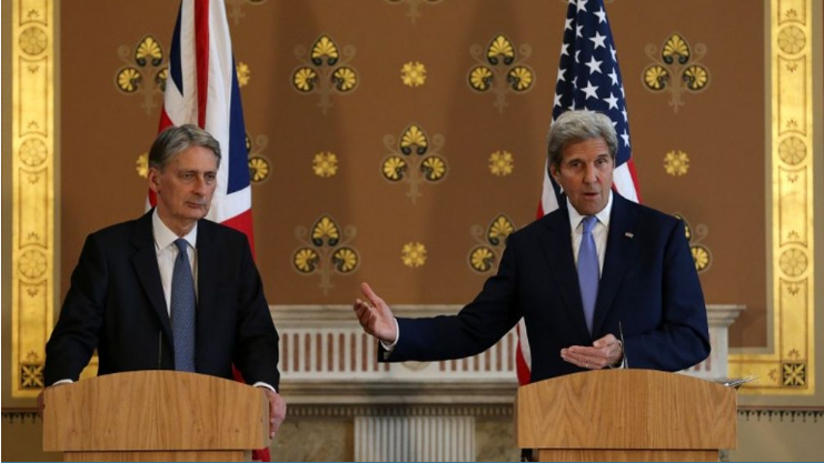 Ngoại trưởng Mỹ John Kerry (phải) trong cuộc gặp với người đồng cấp Anh Philip Hammond ở London, Anh hôm 27/6 (Ảnh: AFP)