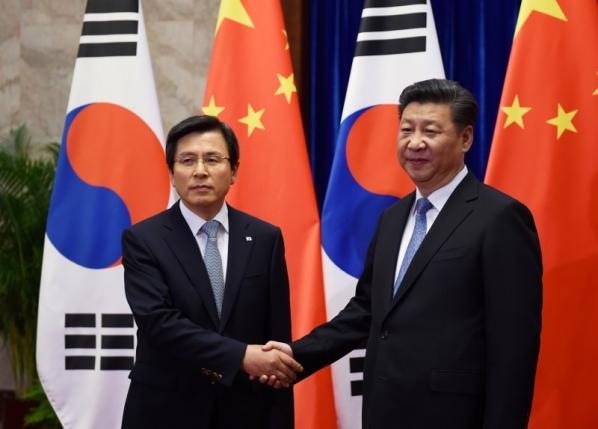 Thủ tướng Hàn Quốc Hwang Kyo-ahn (trái) và Chủ tịch Trung Quốc Tập Cận Bình tại Đại lễ đường Nhân dân ở Bắc Kinh ngày 29/8 (Ảnh: Reuters)