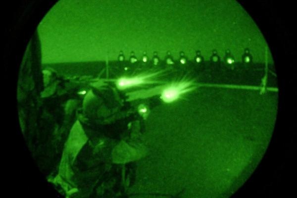 Lính Mỹ thực tập bắn với thiết bị nhìn xuyên đêm trên tàu USS Bataan (Ảnh: UPI)