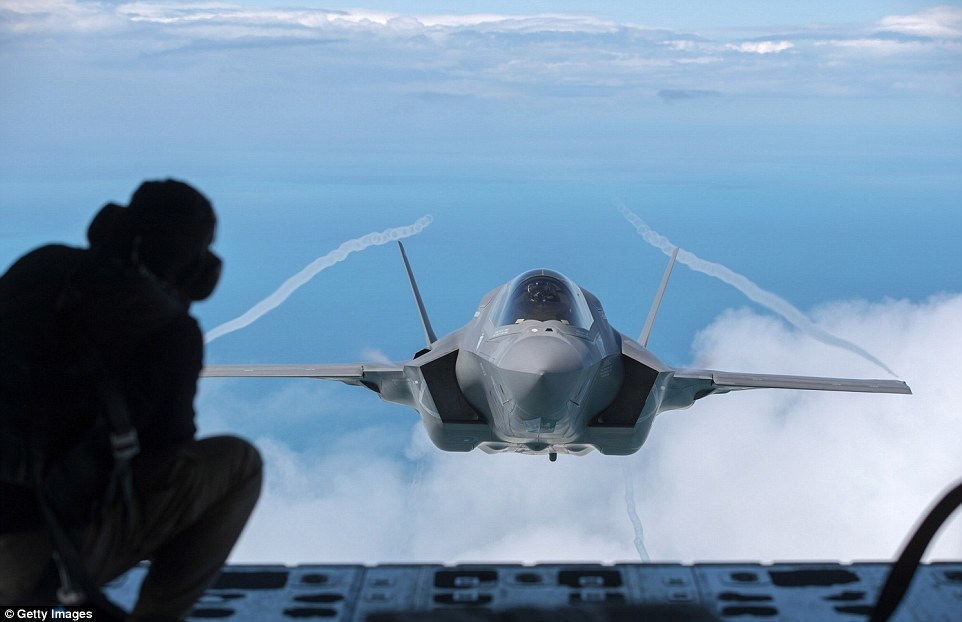 “Tia chớp” F-35 lần đầu tung cánh trên bầu trời Anh - 3 Bộ Quốc phòng Anh tính đến nay đã mua 8 máy bay chiến đấu F-35 và dự kiến sẽ triển khai các máy bay này trên hai tàu sân bay mới của Anh từ năm 2020