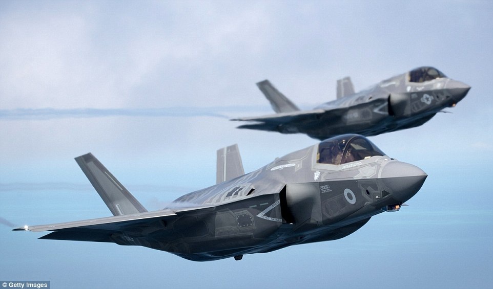“Tia chớp” F-35 lần đầu tung cánh trên bầu trời Anh - 4 F-35 được trang bị bom và tên lửa có laser dẫn đường, do vậy khi tác chiến, tiêm kích này có thể tấn công chớp nhoáng các mục tiêu và thực hiện những sứ mệnh bí mật đặc biệt