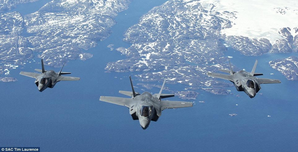 “Tia chớp” F-35 lần đầu tung cánh trên bầu trời Anh - 1 Tia chớp F-35 của Anh được hộ tống bởi hai máy bay chiến đấu của Mỹ khi bay qua Đại Tây Dương