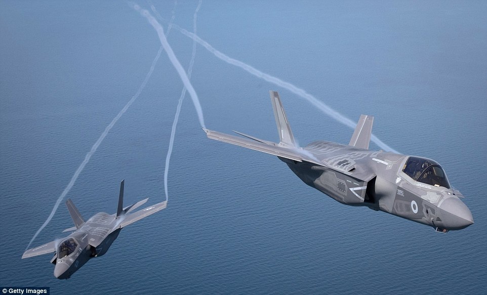 “Tia chớp” F-35 lần đầu tung cánh trên bầu trời Anh - 5 F-35 được thiết kế để có thể cất cánh từ các tàu sân bay ở giữa đại dương, tấn công các mục tiêu trên biển, đất liền và trên không