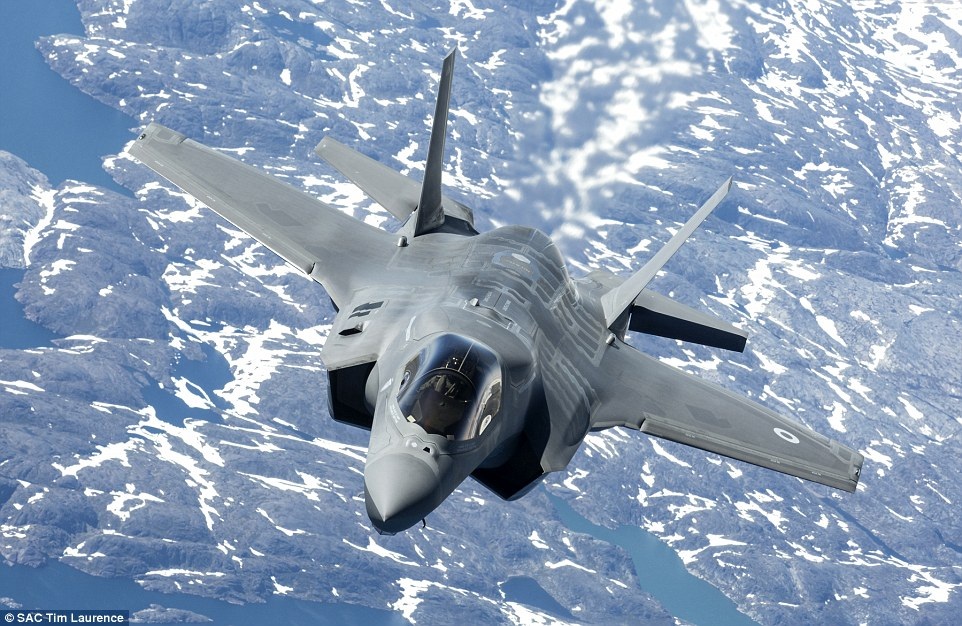 “Tia chớp” F-35 lần đầu tung cánh trên bầu trời Anh - 6 “Tia chớp” F-35 của Anh ngày 2/7 bay qua Biển Bắc với sự hỗ trợ của máy bay F-35 khác của Thủy quân lục chiến Mỹ