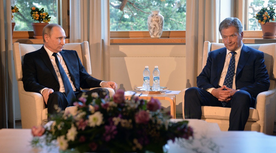 Tổng thống Putin cảnh báo đáp trả thích đáng nếu Phần Lan gia nhập NATO - 1 Tổng thống Nga Vladimir Putin (trái) gặp người đồng cấp Phần Lan Sauli Niinisto tại dinh thự mùa hè Kultaranta ở Naantali, Phần Lan ngày 1/7 (Ảnh: RT)