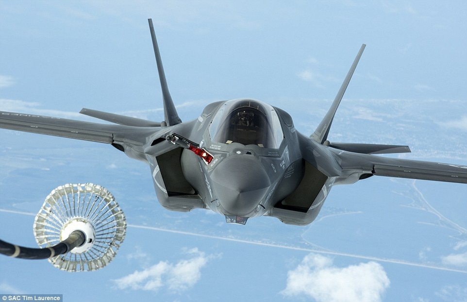 “Tia chớp” F-35 lần đầu tung cánh trên bầu trời Anh - 7 4 máy bay F-35 khác sẽ được chuyển tới Anh trong tuần này sau khi trải qua các bài kiểm tra tại Mỹ. Mỗi máy bay F-35 có giá khoảng 133 triệu USD