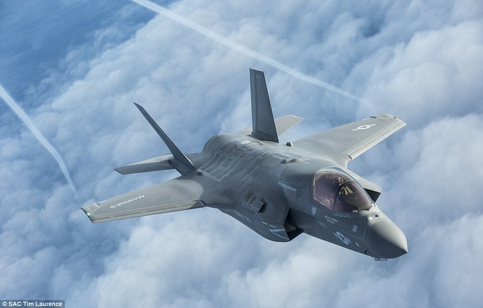 “Tia chớp” F-35 lần đầu tung cánh trên bầu trời Anh - 8 Bộ trưởng Quốc phòng Anh Michael Fallon cho biết: “F-35 là những máy bay chiến đấu thần tốc hiện đại nhất thế giới. Dù cho cất cánh từ đất liền hay từ các tàu sân bay mới của Anh, F-35 vẫn đảm bảo khả năng tác chiến tuyệt vời”