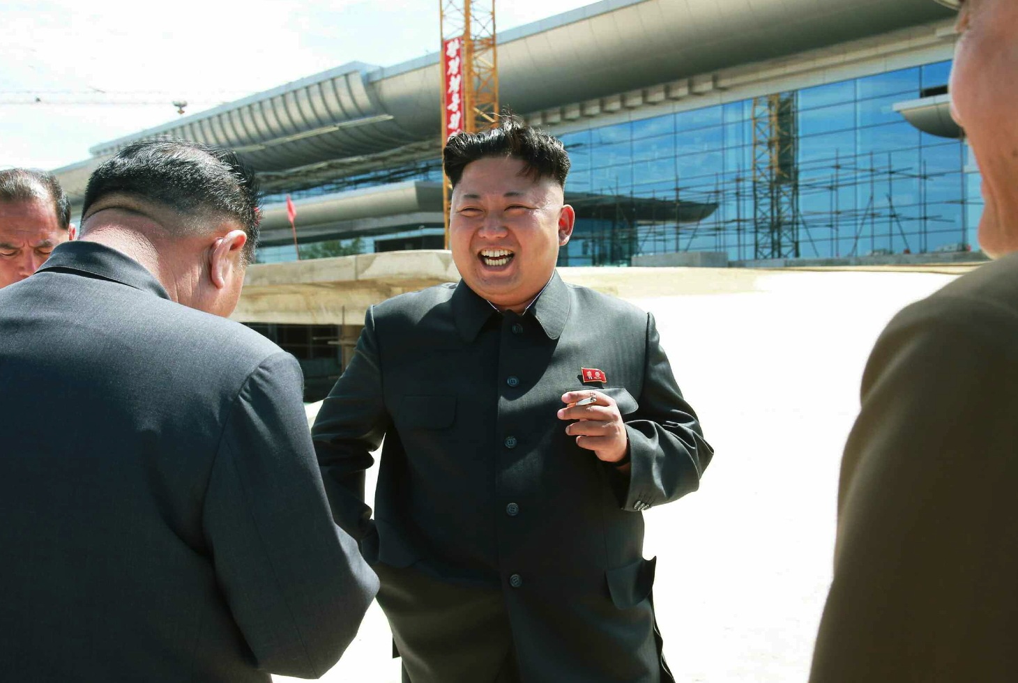 Hàn Quốc: Ông Kim Jong-un tăng cân "chóng mặt" sau 4 năm nắm quyền - 2 Ông Kim Jong-un hút thuốc khi đến thị sát một công trình xây dựng tại Triều Tiên (Ảnh: Rodong Sinmun)
