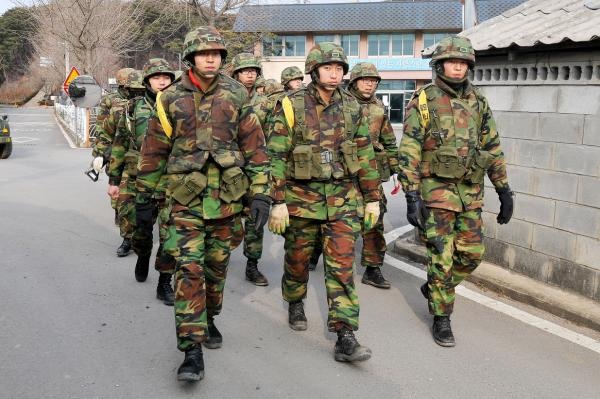 Hàn Quốc bắt 8 nghi phạm làm gián điệp cho Triều Tiên - 1 Các nghi phạm gián điệp thường tìm cách tiếp cận các quân nhân Hàn Quốc để khai thác thông tin (Ảnh: UPI)