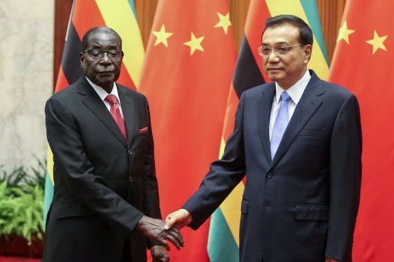 Những khoảnh khắc bắt tay lúng túng của lãnh đạo các nước - 5 (Ảnh: Reuters)