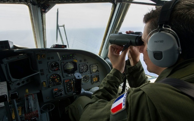 Trục vớt các phần thi thể trong tai nạn máy bay Ai Cập trên Địa Trung Hải - 1 Phi công trên máy bay tham gia chiến dịch tìm kiếm MS804 tại Địa Trung Hải (Ảnh: Dailymail)
